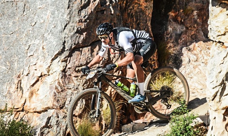 Āfrikas svelmē latviešu pāri turpina būt starp labākajiem amatieros arī “Cape Epic” 3. posmā
