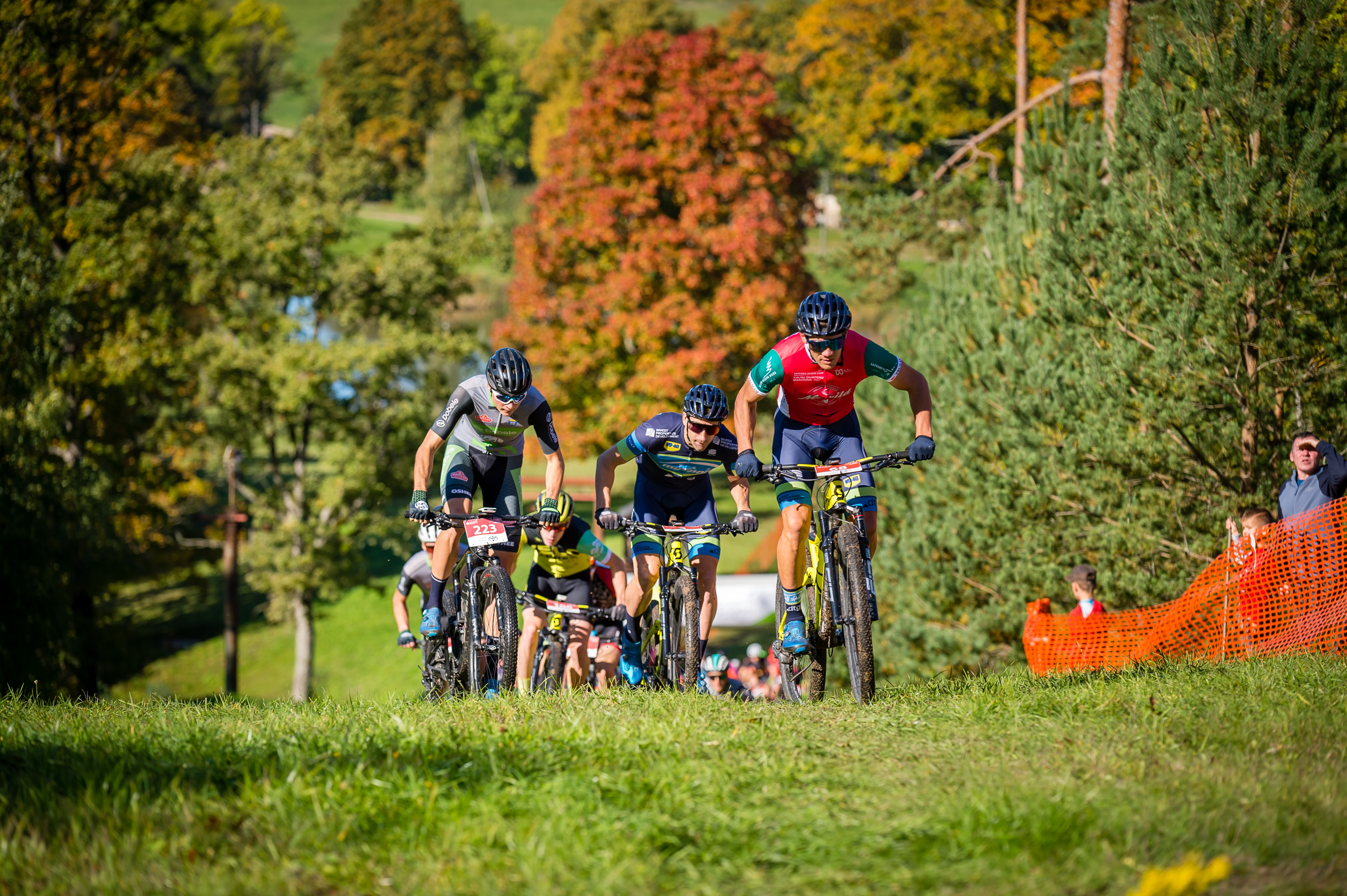 Muižnieks un Kovgere triumfē aizraujošajā LVM MTB Talsu posmā   