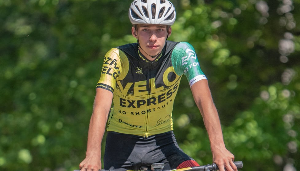 Trīs Latvijas riteņbraucēji un viņu treneri dodas uz starptautisku UCI treniņnometni Portugālē