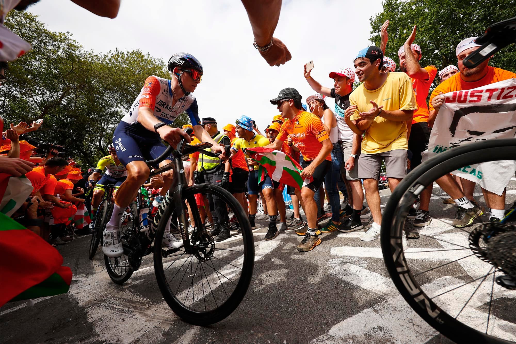 Neilands uzvar starpfinišu un sevi lieliski piesaka uz “Tour de France