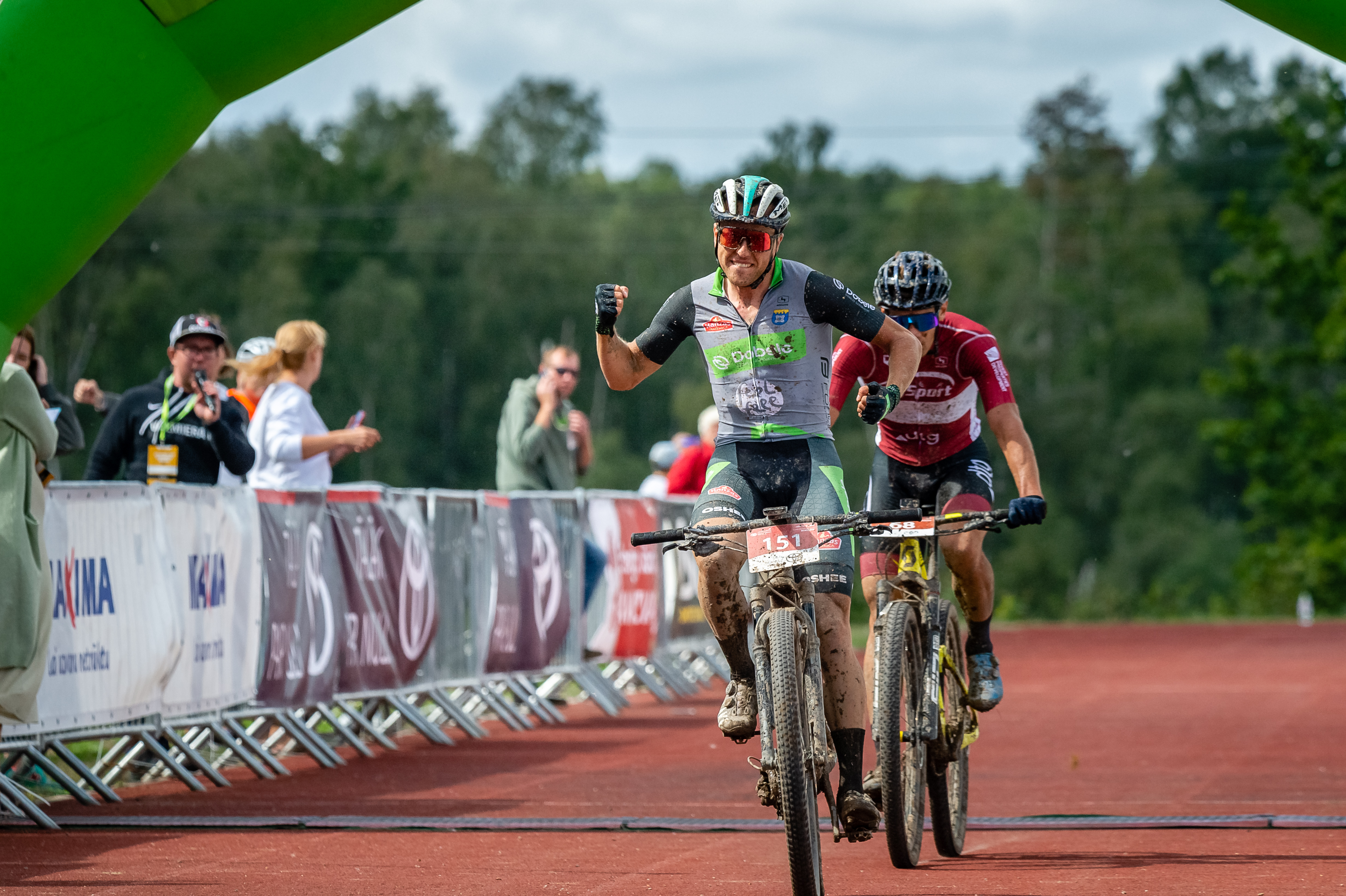 Bogdanovičs un Daļeckis dubļainajā Priekules trasē gūst pirmos LVM MTB triumfus   