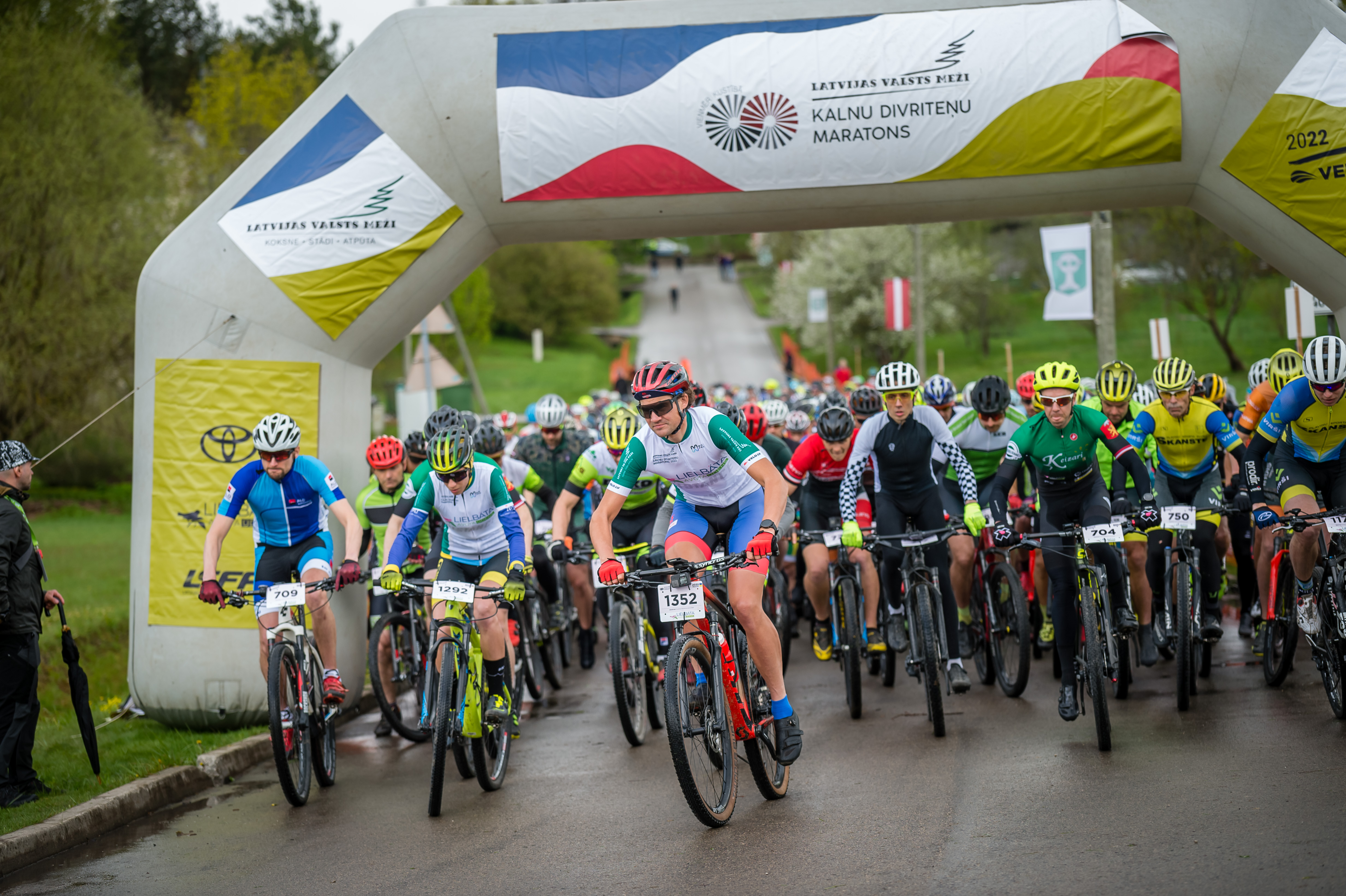 Riteņbraucēji izbaudu dubļu SPA LVM MTB maratona Ķeipenes posmā