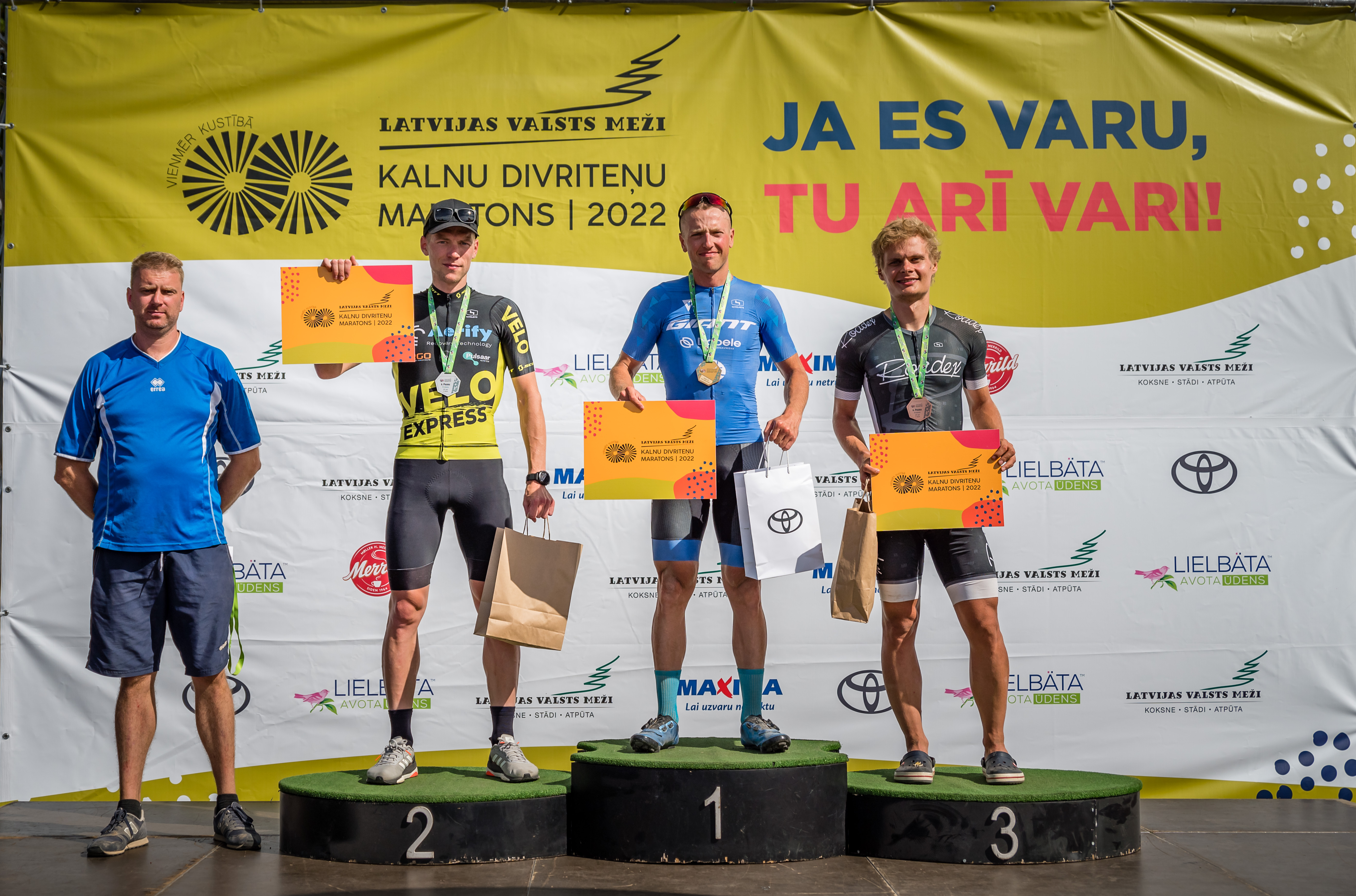Kalnu riteņbraukšanas cienītāji bauda aizraujošo LVM MTB maratona Priekules posmu