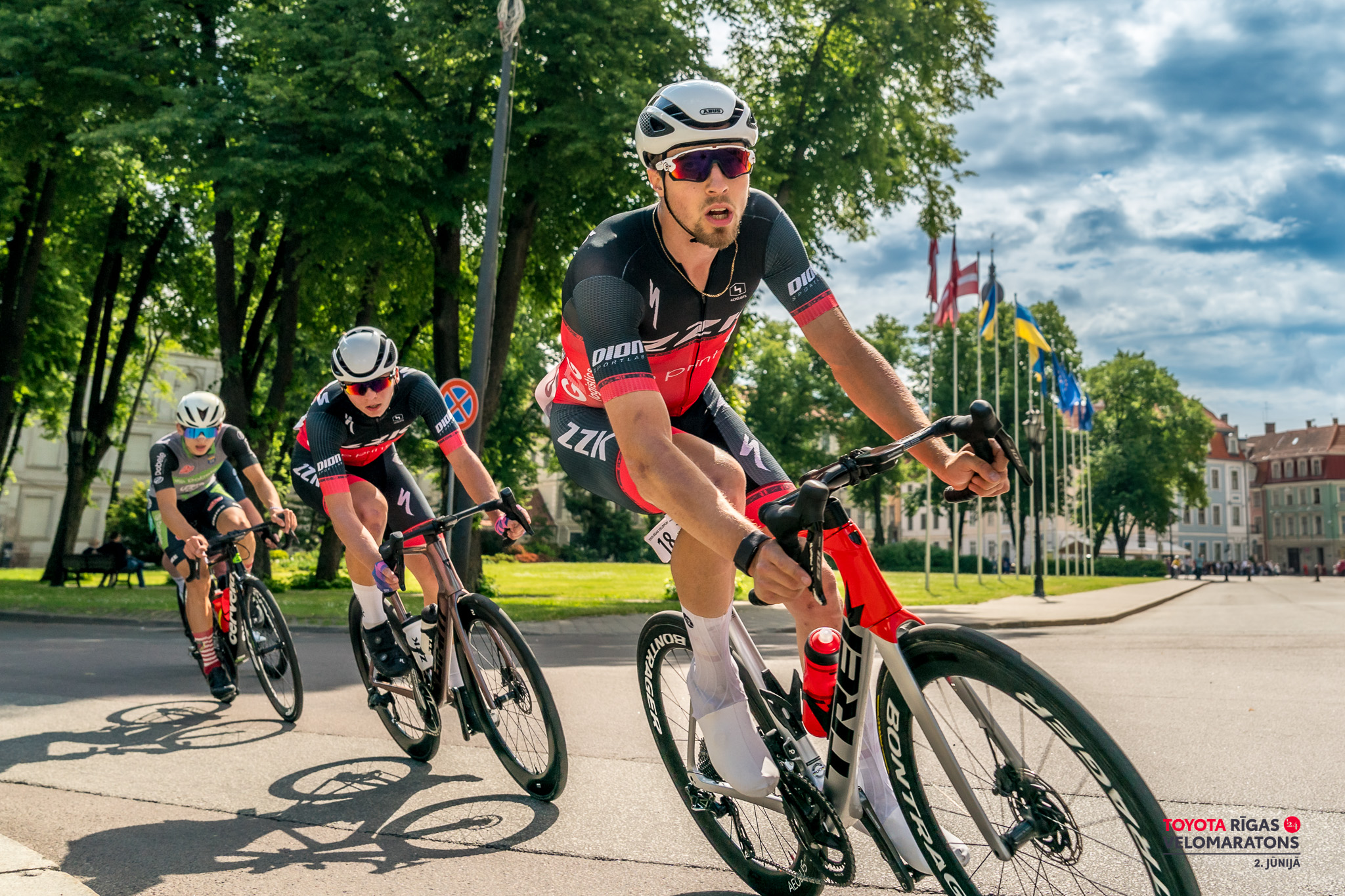Ansons Rīgas velomaratonā kļūst par Latvijas čempionu kritērija braucienā; Tautas klasē startē arī Valsts prezidents 