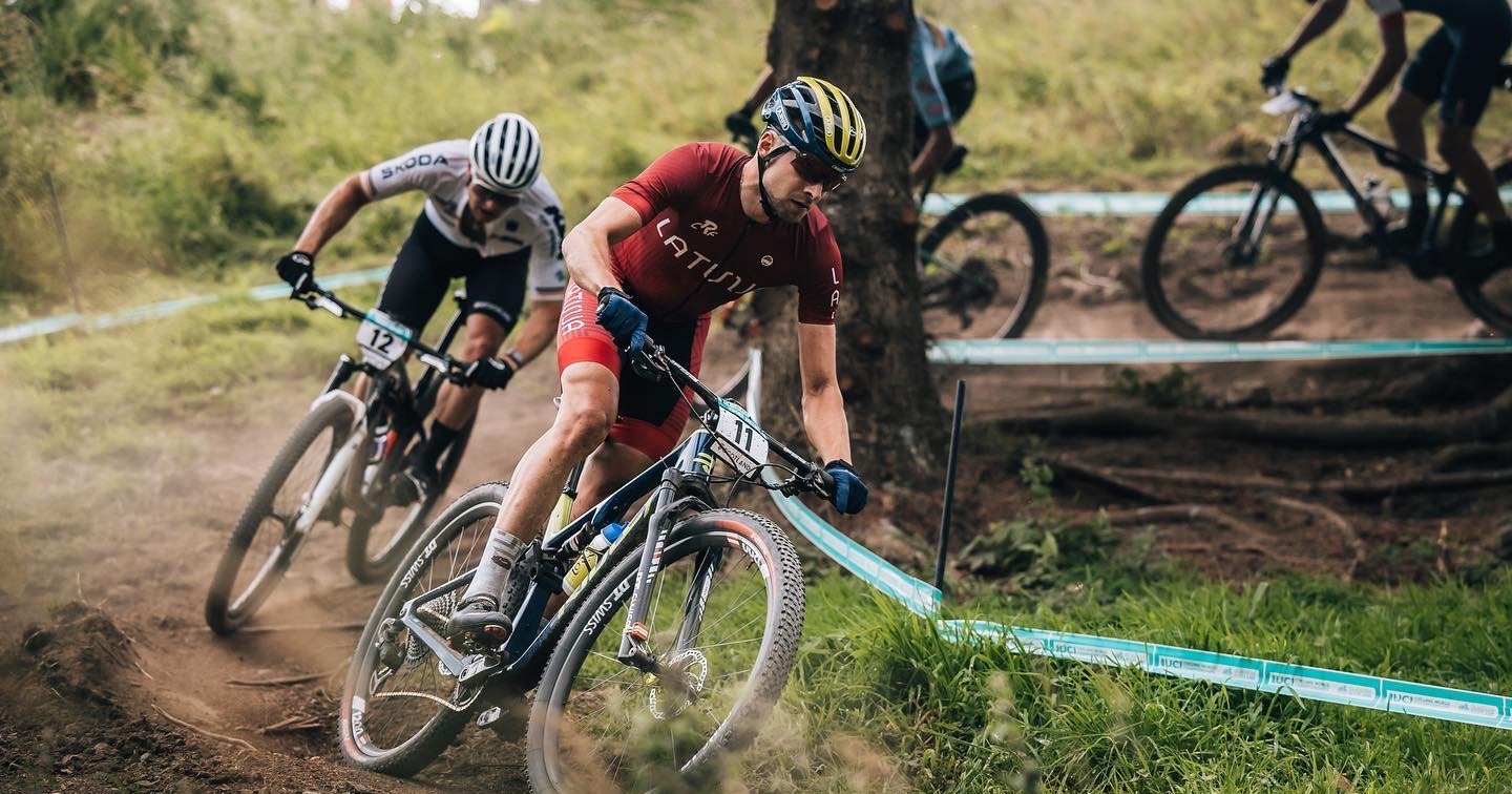Trīs Latvijas sportisti un komisārs uzsākuši dalību Eiropas čempionātā MTB