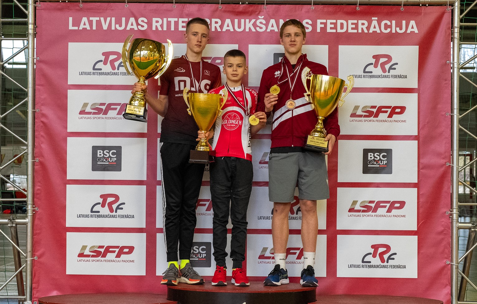 Jaunie šosejas riteņbraucēji saņēmuši Skujiņa, Neilanda un Liepiņa kausus + FOTO galerija