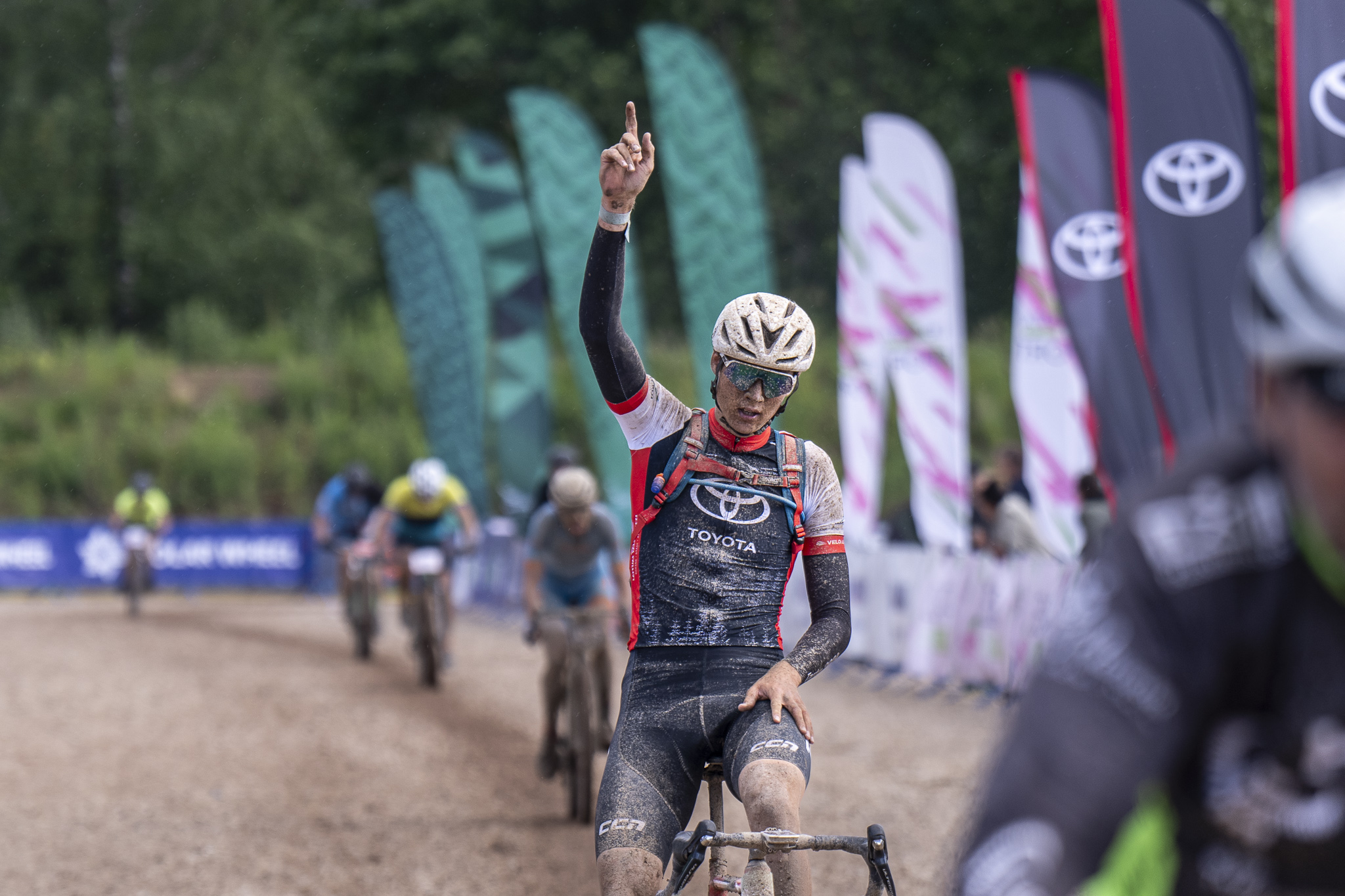 Spraigā dubļu sacīkstē Krasts un Rodionova triumfē Latvijas čempionātā Gravel riteņbraukšanā