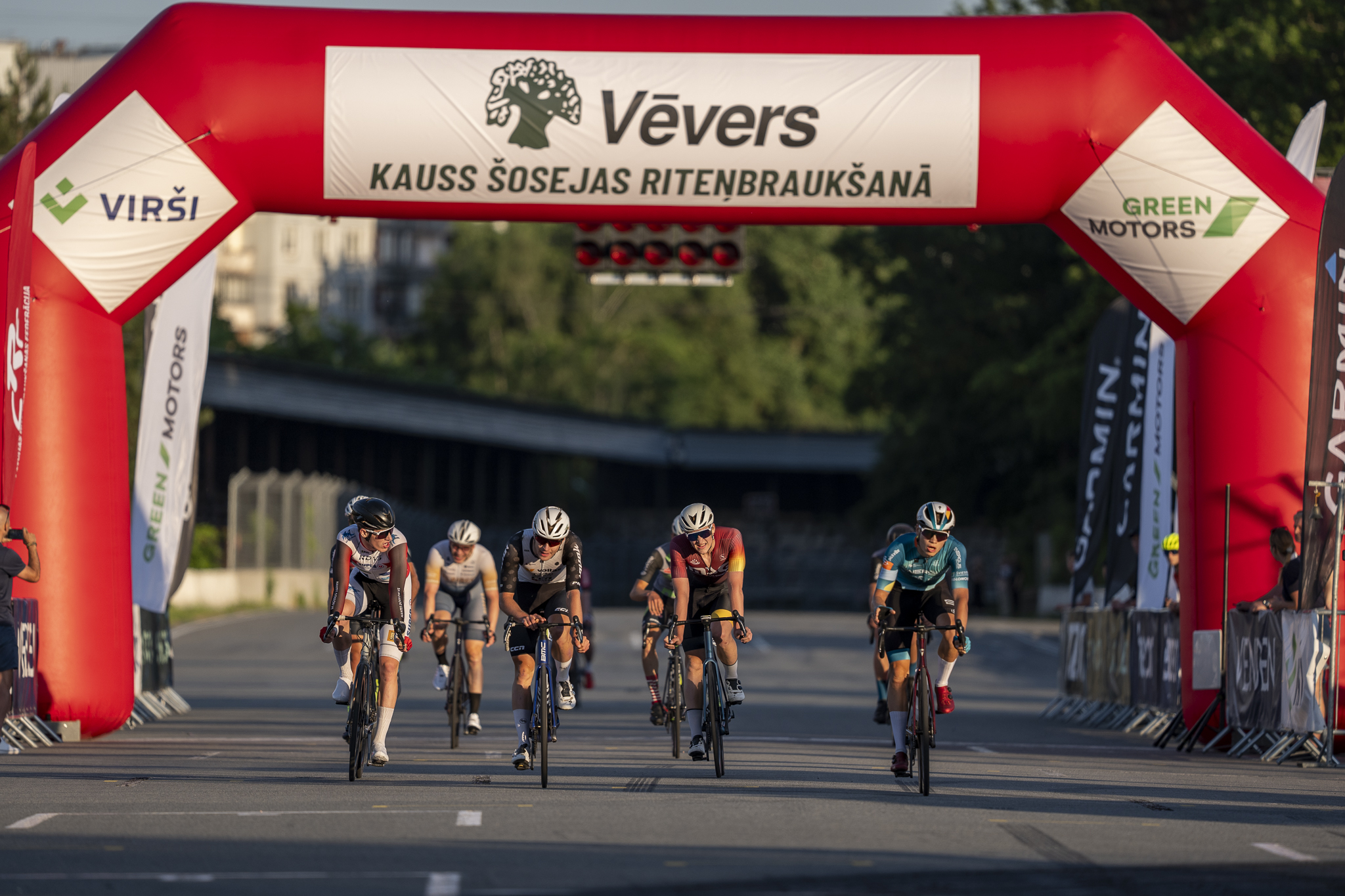 “Vēvers kausā” kupls dalībnieku skaits; grupas braucienā uzvar Klismets un olimpiete Baleišite