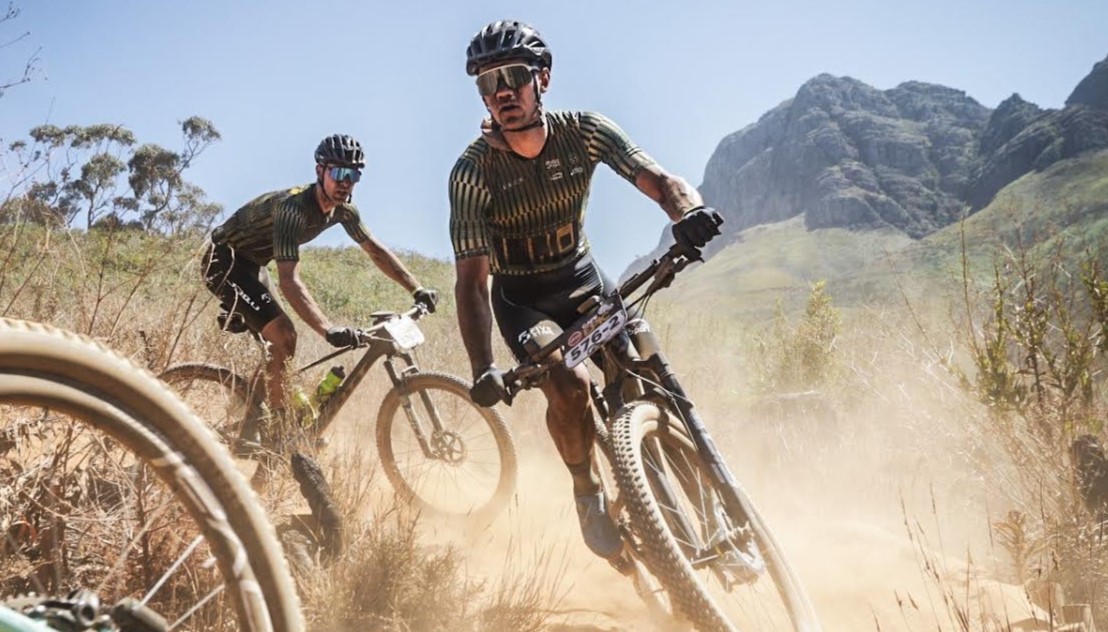 Muižnieks un Purniņš ar iespaidīgu pārsvaru uzvar “Cape Epic” 1. posmā; dāmām otrā vieta
