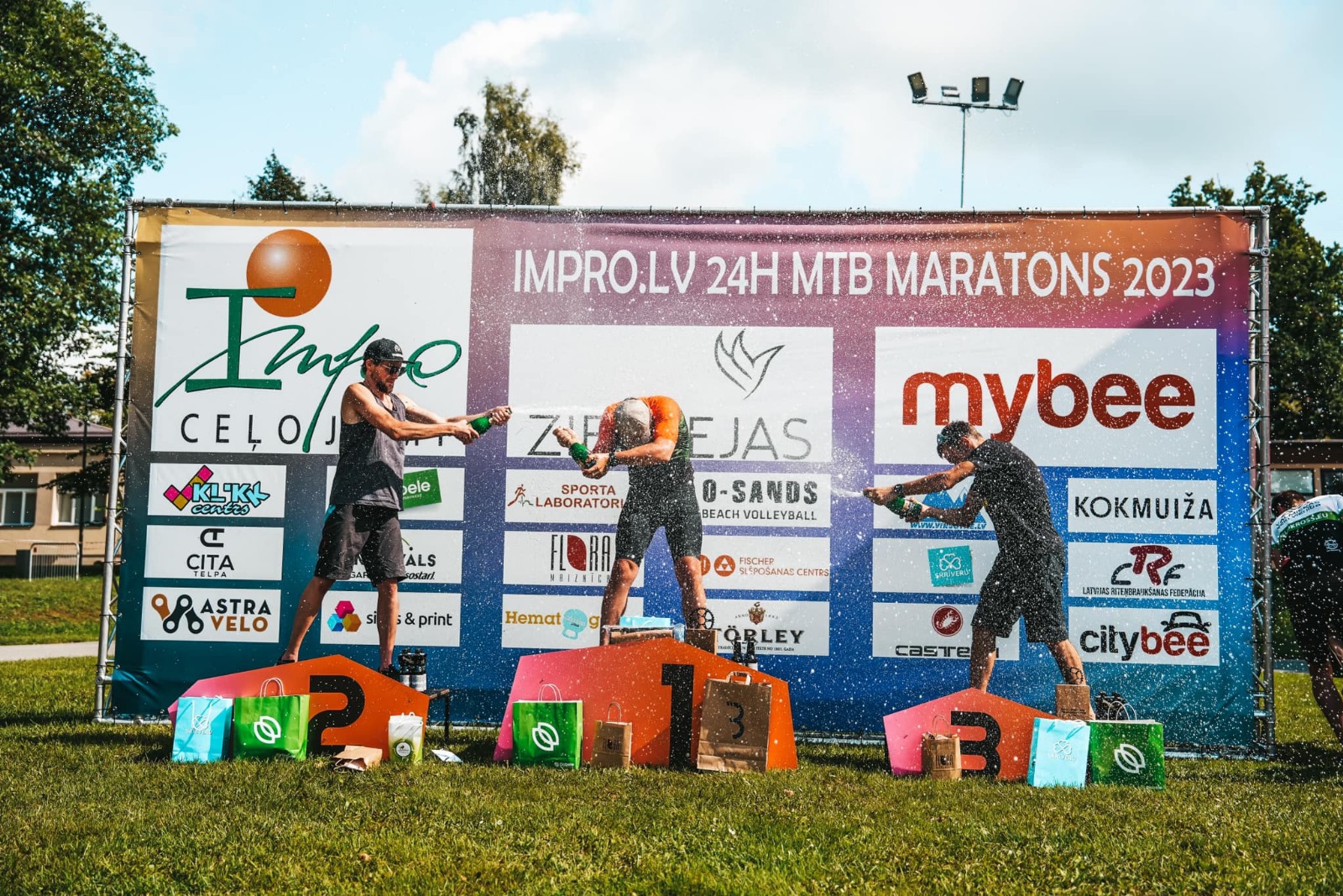 Lieliskā gaisotnē aizvadīts Impro.lv 24H velo maratons