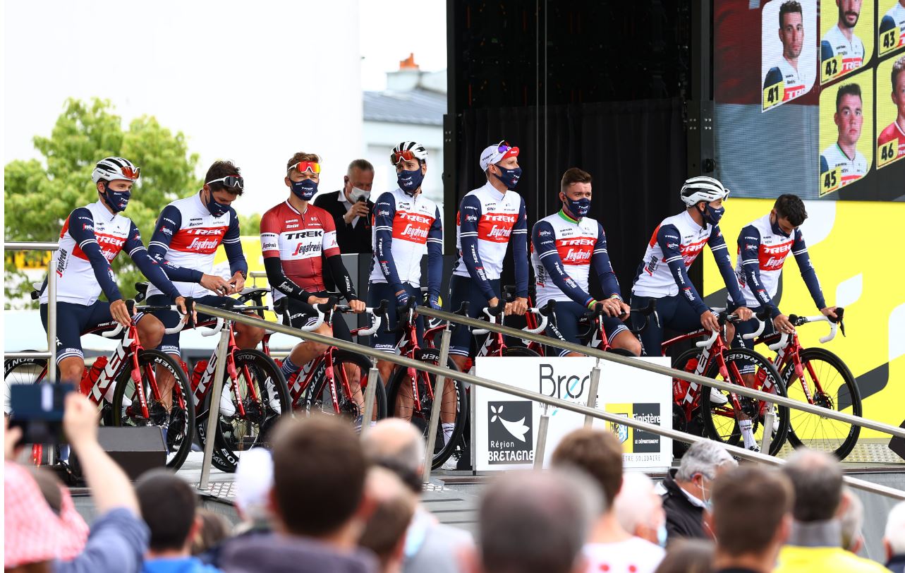 “Tour de France” pirmajā posmā Skujiņš 30; fans izraisa masu kritienu   