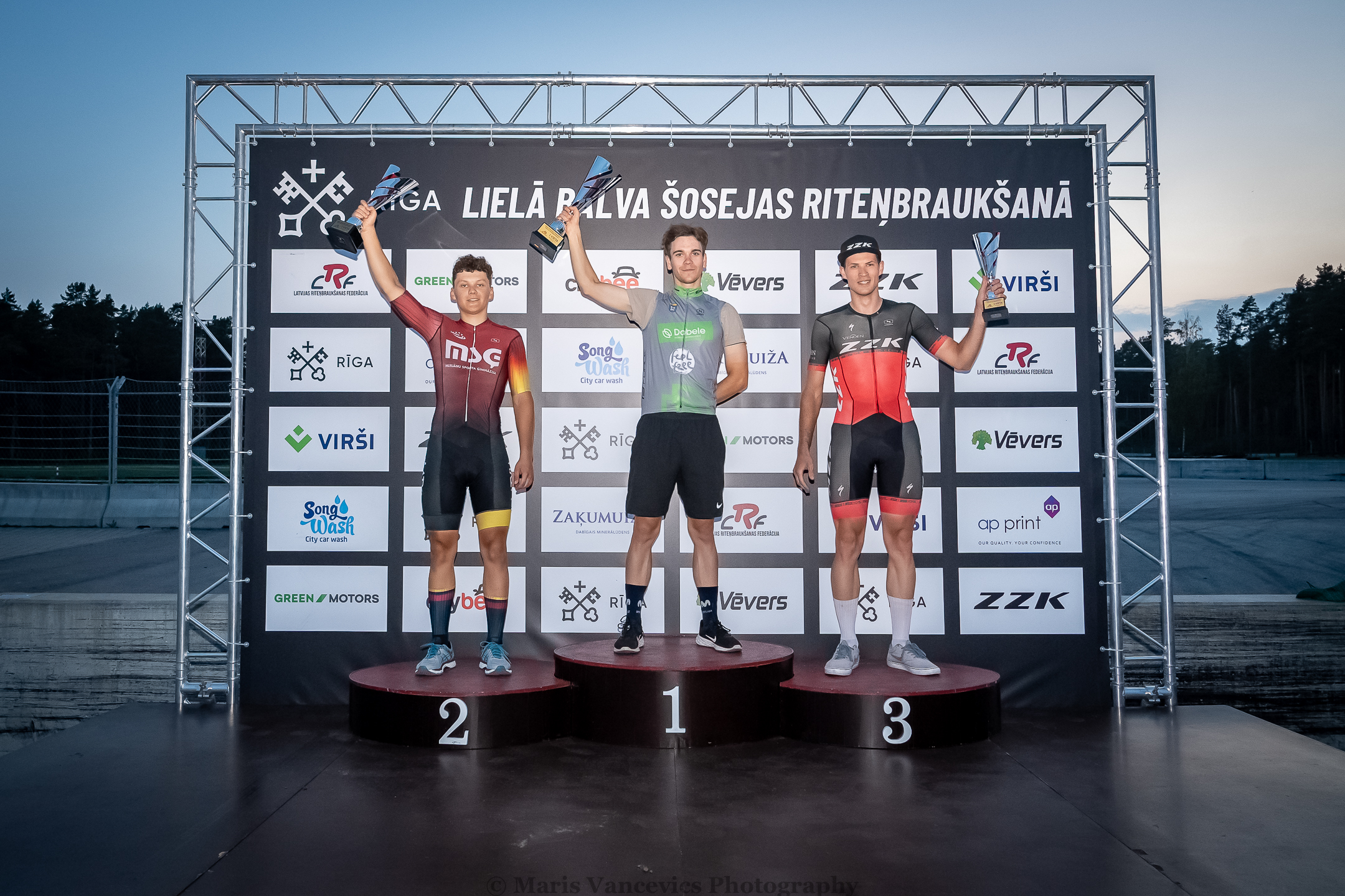Apvienotā Rīgas atklātā čempionāta un jaunatnes meistarsacīkšu rezultāti; apbalvošanas foto