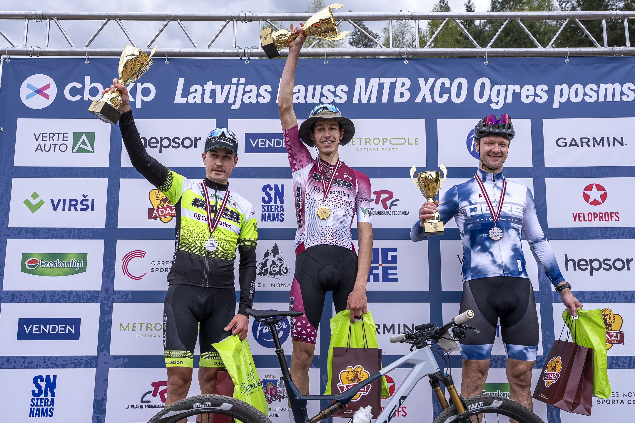 VIDEO: Jaunā “CB – XP” Latvijas kausa sezona MTB XCO krosā startē ar Zviedra un Priedes uzvarām elitē