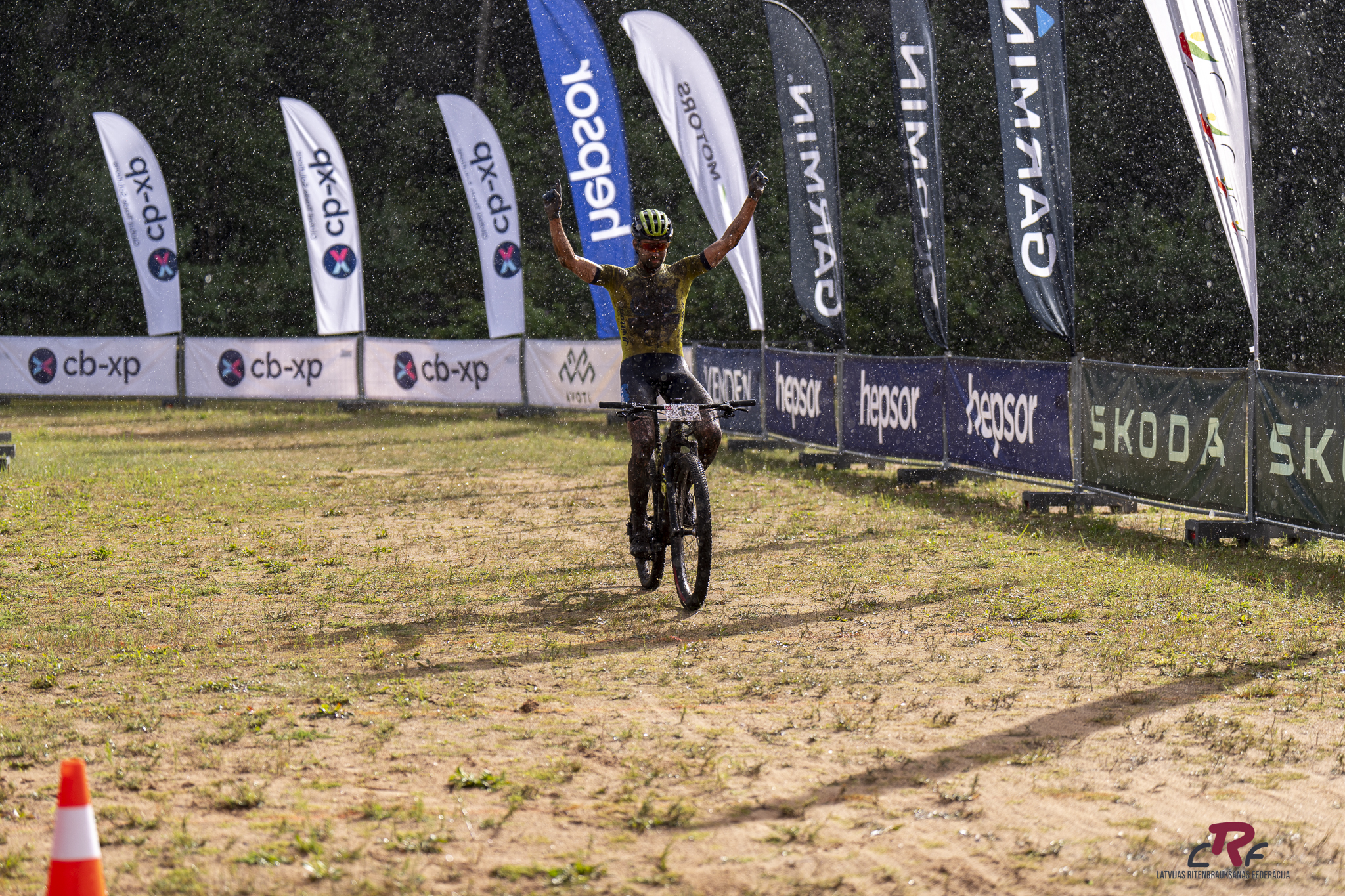 Episkā dubļu sacīkstē aizvadīts “cb – xp” LČ MTB XC riteņbraukšanā