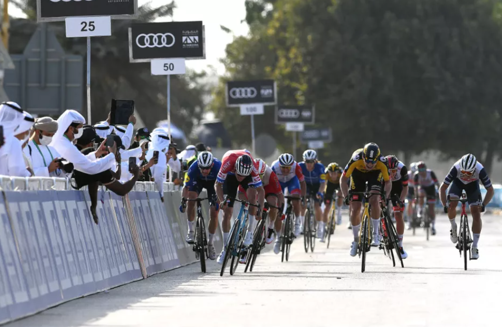 Liepiņš izcīna augsto ceturto vietu prestižā “UAE  Tour” velobrauciena 1. posmā + FINIŠA VIDEO