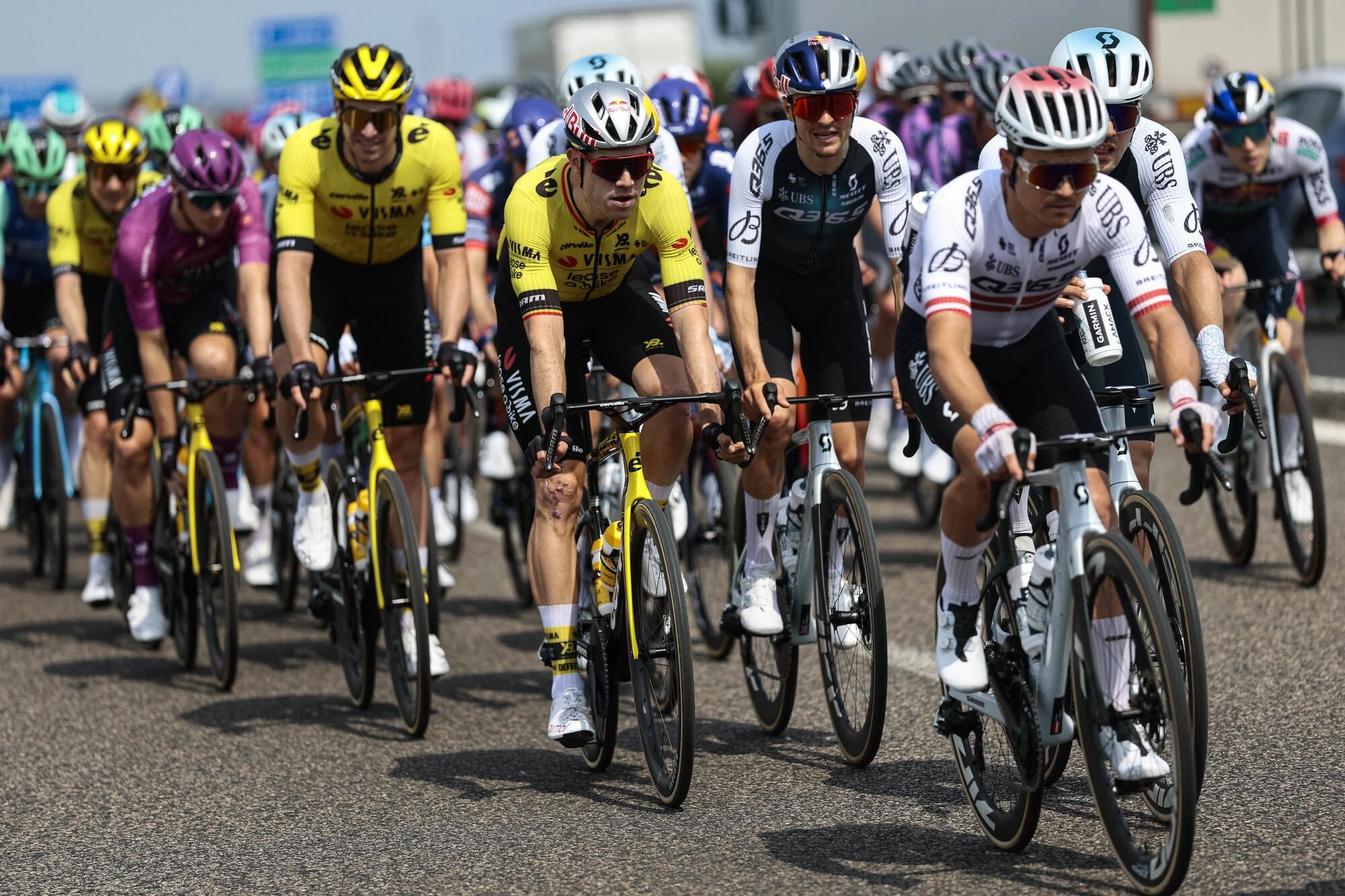 Liepiņš “Giro d’Italia” pilda komandas kapteiņa pienākumus un sekmē Pidkoka trešo vietu 5. posmā