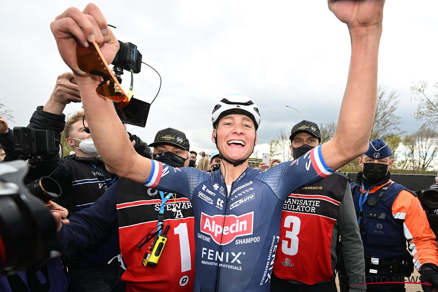 Van der Pūls iztur Pogačara tempu kāpumos, triumfējot Flandrijas velobraucienā