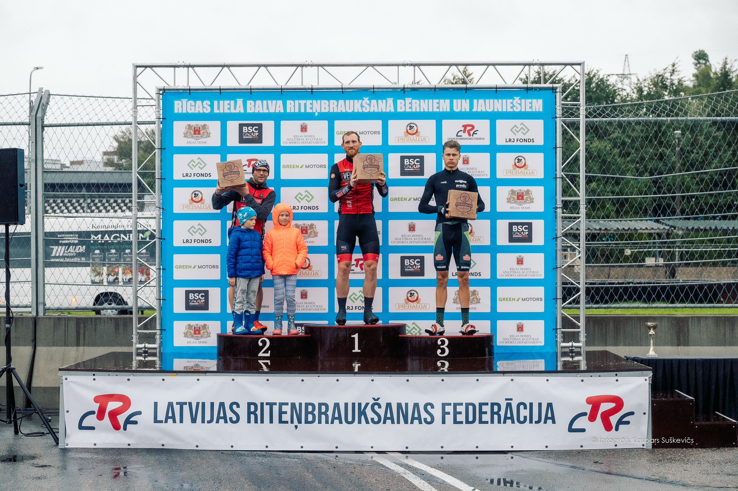 Spītējot laikam, vairāk nekā 300 dalībnieki bauda “Biķernieku trases velo svētkus”  + FOTO Galerija 